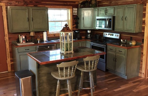 Heber Springs Cabaña | Log Cottage on the Little Red River with hot tub.