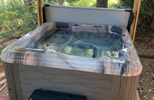 Heber Springs Cabaña | Log Cottage on the Little Red River with hot tub.
