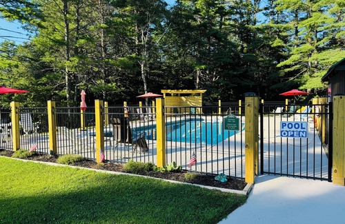 Chestertown Cabina | Log Haven Cabin, Pool/AC/Fireplace,Steps to Loon Lake