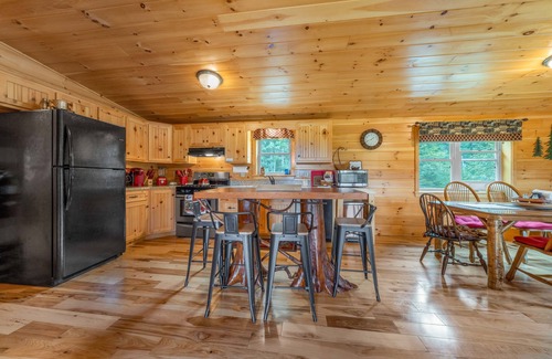 Ray Brook Casa | Log Haven: cabaña de madera privada de 3 habitaciones, capacidad para 6 personas, aire acondicionado, sala de prensa, que admite mascotas.
