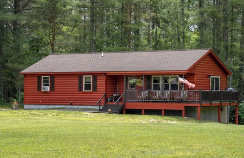 Ray Brook Casa | Log Haven: cabaña de madera privada de 3 habitaciones, capacidad para 6 personas, aire acondicionado, sala de prensa, que admite mascotas.