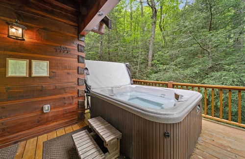 Banner Elk Cabina | Log Heaven - Romantic Luxury Log Cabin near Banner Elk With Hot Tub, Pool Table, & Fishable River!