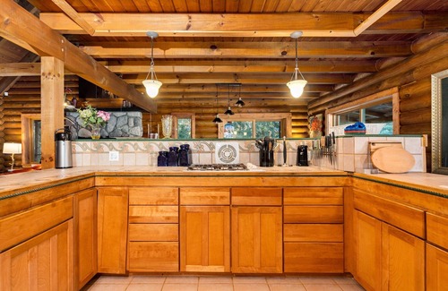 Charlevoix Cabina | Log Home 2 Hot Tubs sleeps 15 + 2nd apt available for rent sleeps 6 more ❤️pets