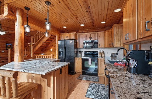 Fish Creek Cabina | Log home in Fish Creek + Dog Friendly and Private lot!