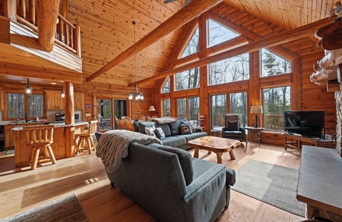Fish Creek Cabina | Log home in Fish Creek + Dog Friendly and Private lot!