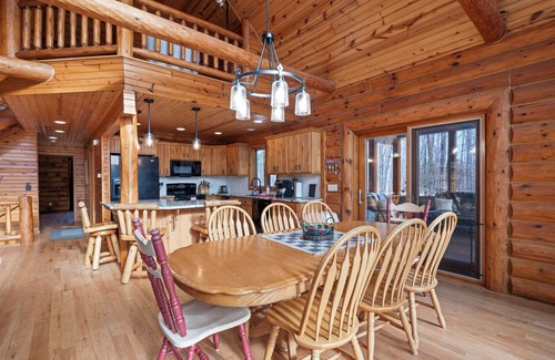 Fish Creek Cabina | Log home in Fish Creek + Dog Friendly and Private lot!