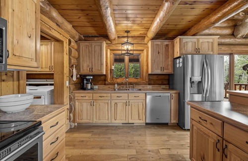 Roubaix Casa | Log Home in the heart of the Black Hills. Deadwood. Sturgis.