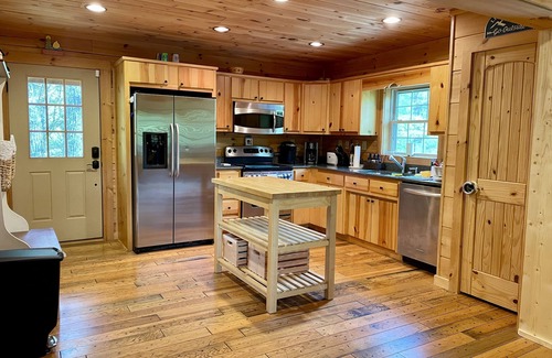 Whittier Cabina | Log home nestled in the Smoky Mountains.