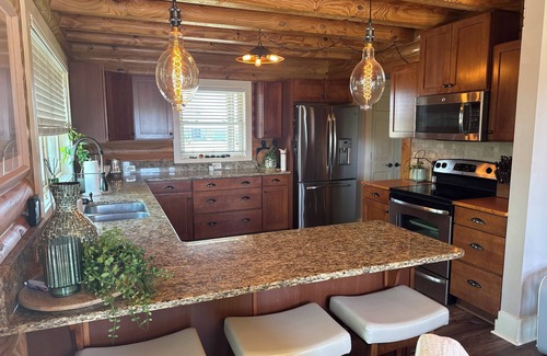 Inman Casa | ~~ LOG HOME ON A BEAUTIFUL LAKE~Resort style pool~~Charming Large 5 bedroom