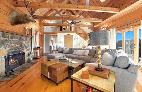 Springdale Cabina | Log Home on Beaver Lake, Big Views, Big Fun!!