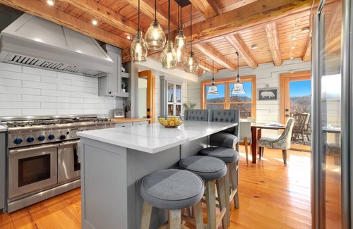 Springdale Cabina | Log Home on Beaver Lake, Big Views, Big Fun!!