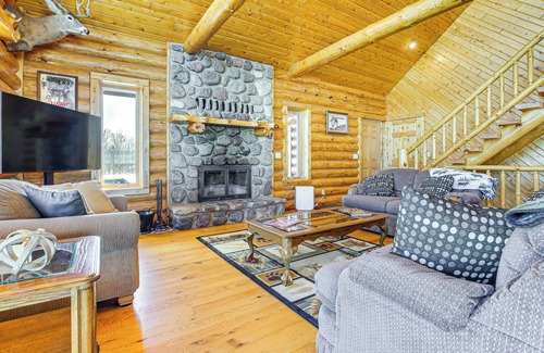 Abrams Cabina | Log Home w/ Deck & Sunset Views: 19 Mi to Oconto!