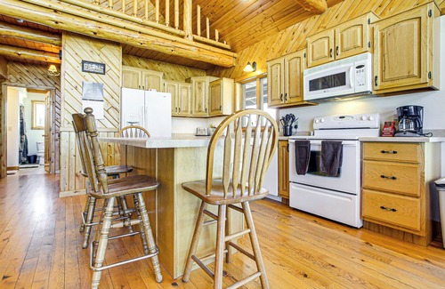 Abrams Cabina | Log Home w/ Deck & Sunset Views: 19 Mi to Oconto!