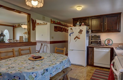 Jefferson Casa | Log Home with a View ~ Just 'Crosstown from Santa's