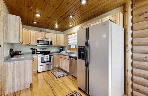 Mauston Casa | Log Home with Lake Access, Large patio, Fire pit, Mini Bar & WIFI