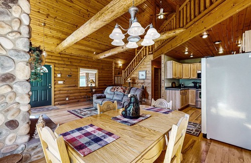 Mauston Casa | Log Home with Lake Access, Large patio, Fire pit, Mini Bar & WIFI