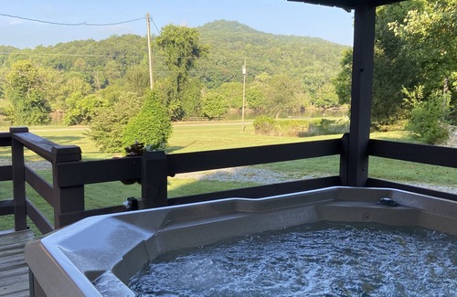 Hot Springs Cabina | Log House on the French Broad River