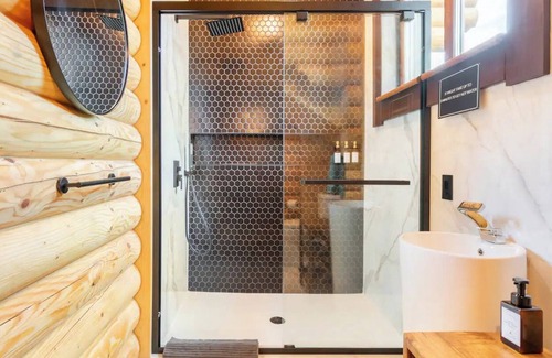 Scotrun Chalet De Esquí | Log House Vacation Rental with Pool in 5 minutes from Camelback Resort