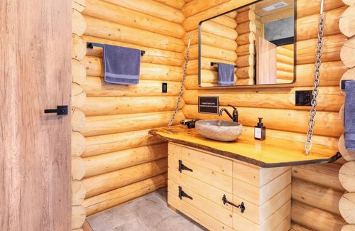 Scotrun Chalet De Esquí | Log House Vacation Rental with Pool in 5 minutes from Camelback Resort