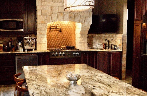 Colorado Springs Cabina | Grand lodge with pine forest, privacy, luxury hot-tub & WiFi in Colorado Springs