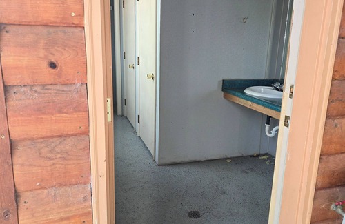 Monticello Cabina | Log Sleeping Cabin West