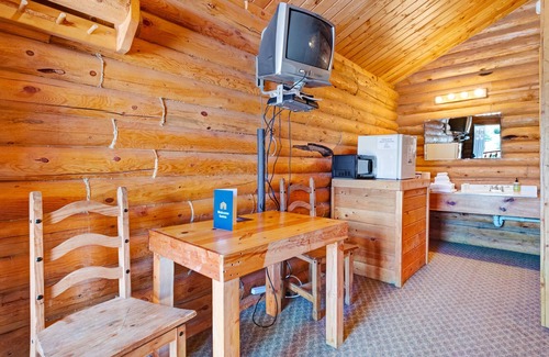 St. Charles Cabina | Cabaña de madera para dos con una cocina bien equipada y parque con canchas deportivas