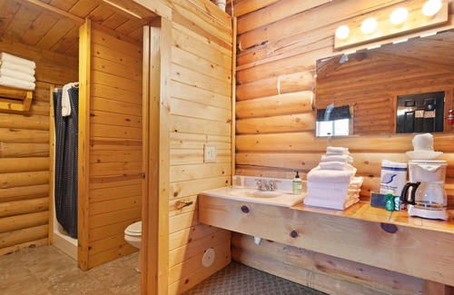 St. Charles Cabina | Cabaña de madera con cocina americana, amplio porche delantero, canchas deportivas compartidas