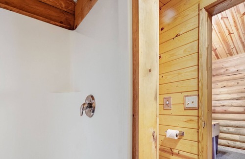St. Charles Cabina | Cabaña de madera con cocina americana, amplio porche delantero, canchas deportivas compartidas
