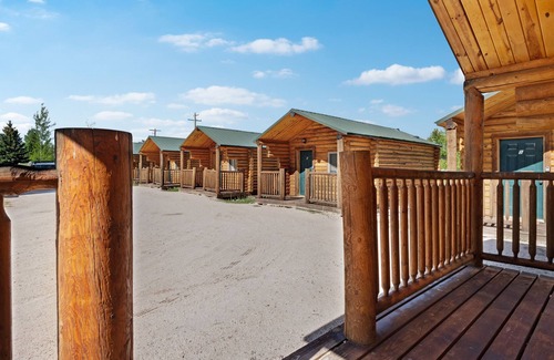 St. Charles Cabina | Cabaña de madera con cocina americana, amplio porche delantero, canchas deportivas compartidas