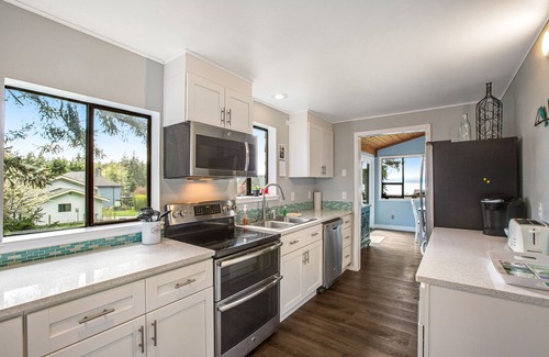 Freeland Casa | Log-style mountain and bay-view retreat with hot tub, game rooms, & balcony