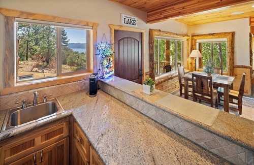 Castle Glen Estates Cabina | Log Styling with Spectacular Lake Views! HOT TUB! Wall to Wall Game Room!
