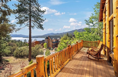 Castle Glen Estates Cabina | Log Styling with Spectacular Lake Views! HOT TUB! Wall to Wall Game Room!