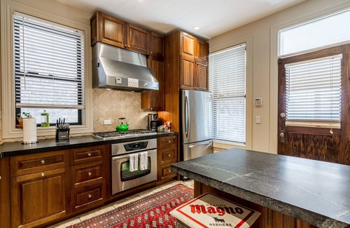 Logan Square Apartamento | Logan Blvd Luxury! Enjoy the Well-Equipped Kitchen and Prime Location by AllSet Turnover