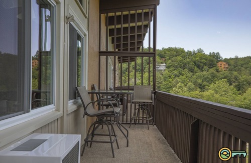 Mount Jackson Condominio | Logan Lodge (Unit #135) | Ski/MTB/Golf | Ski slope & Resort valley views | Vaulted ceilings!
