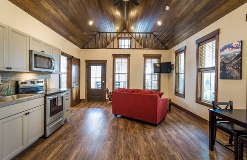Lakeside Cabina | Logan Pass at Elk Ridge Village cabin 401B with views of Flathead Lake & ⛰️ views