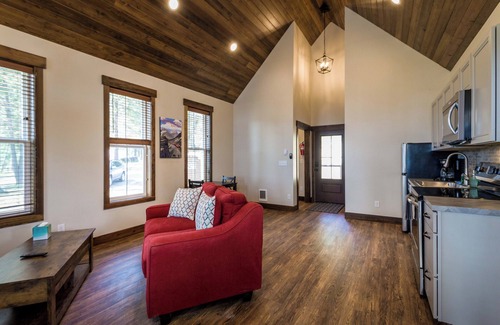 Lakeside Cabina | Logan Pass at Elk Ridge Village cabin 401B with views of Flathead Lake & ⛰️ views