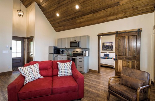 Lakeside Cabina | Logan Pass at Elk Ridge Village cabin 401B with views of Flathead Lake & ⛰️ views