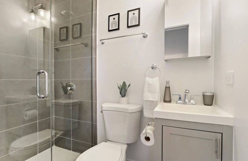 Avondale Apartamento | Logan Square Corner 3BR Apt Walkable to Highlights