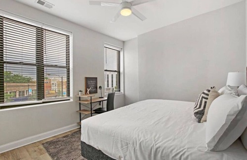 Avondale Apartamento | Logan Square Corner 3BR Apt Walkable to Highlights