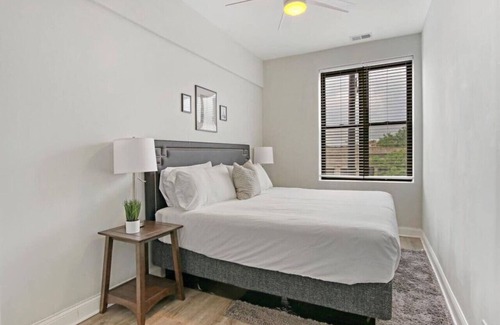 Avondale Apartamento | Logan Square Corner 3BR Apt Walkable to Highlights