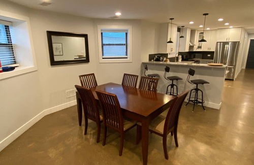 Logan Square Apartamento | Logan Square Oasis with 3 Beds and 2 Baths.