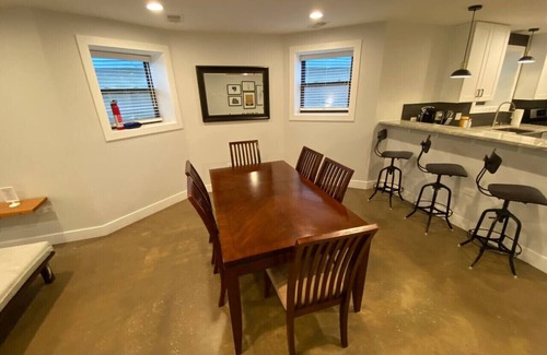 Logan Square Apartamento | Logan Square Oasis with 3 Beds and 2 Baths.