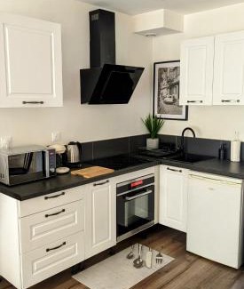 Brive-la-Gaillarde Apartamento | Logement à Brive près de la campagne et centre-ville, avec parking privé, climatisation, et double balcon privé