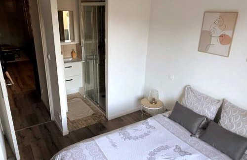 Brive-la-Gaillarde Apartamento | Logement à Brive près de la campagne et centre-ville, avec parking privé, climatisation, et double balcon privé