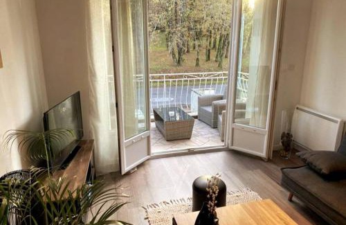 Brive-la-Gaillarde Apartamento | Logement à Brive près de la campagne et centre-ville, avec parking privé, climatisation, et double balcon privé