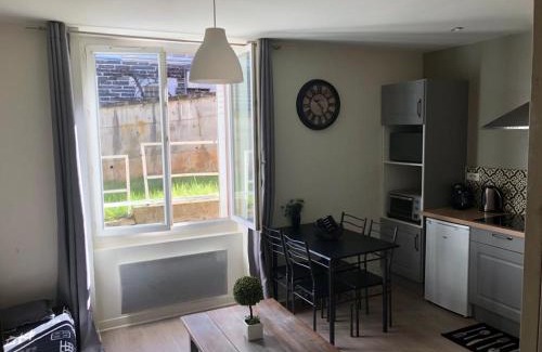 Brive-la-Gaillarde Apartamento | Logement à Brive - proche de la gare et du centre ville - Climatisation - fibre internet - stationnements gratuits