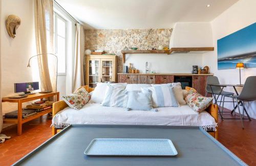 Antibes Old Town Apartamento | Logement atypique dans la rue Fourmillière