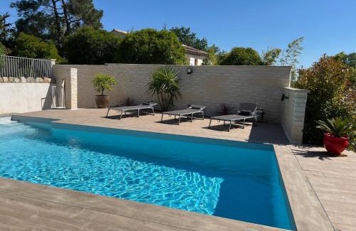 Euzet-les-Bains Apartamento | Logement avec piscine et parking