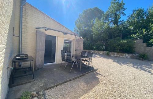 Euzet-les-Bains Apartamento | Logement avec piscine et parking