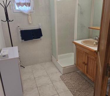 Arpajon-sur-Cere Apartamento | Logement chez habitant